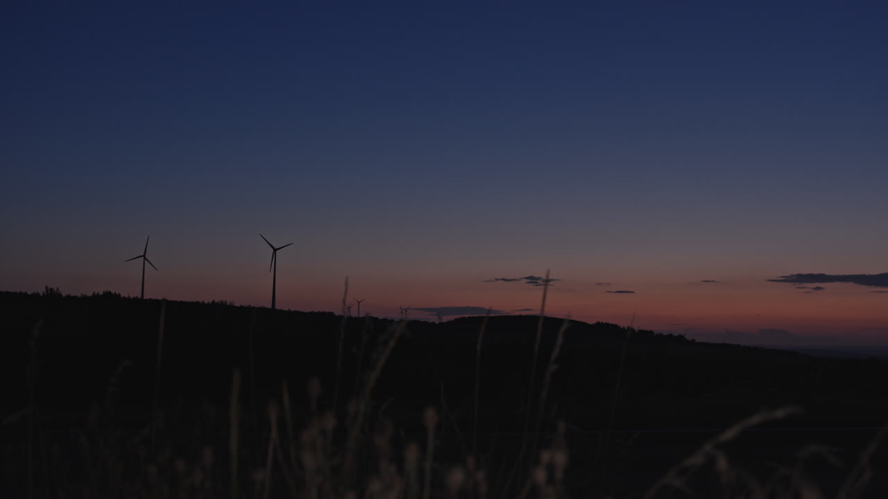 수평선에서 풍력 터빈 위로 천천히 팬