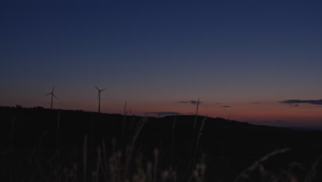 Langsamer-Schwenk-über-Windräder-Am-Horizont