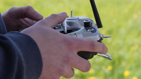 Schnelle-Fingerbewegung,-Kaukasischer-Mann,-Der-Eine-Fpv-drohne-Mit-Einer-Fernbedienung-Fliegt