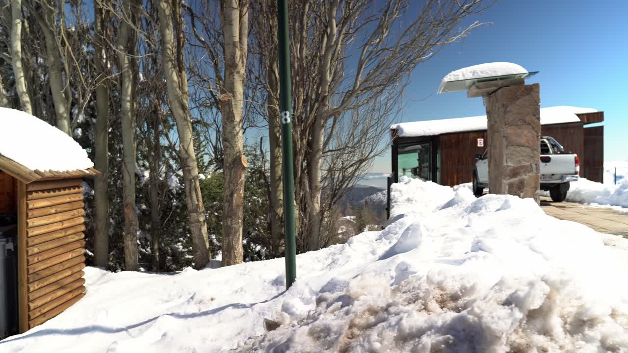 눈, farellones, 칠레의 축적에서 그것을 보호하기 위해 지붕과 함께 쓰레기 덤프로 완전히 가득 찬 집의 파노라마 전망