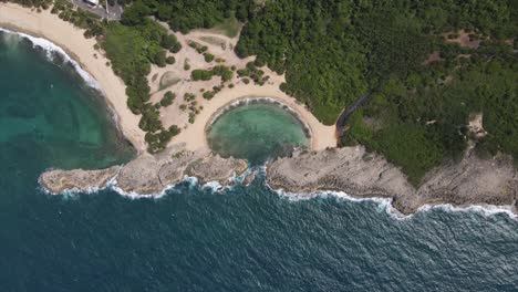 Tropical-beach-in-bay-of-northern-Puerto-Rico