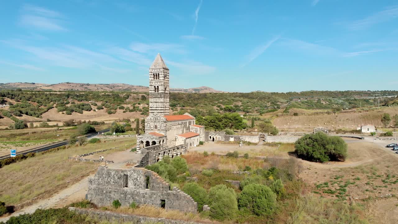 Aerea: Volo in drone verso la Chiesa della Santissima Trinità di Saccargia