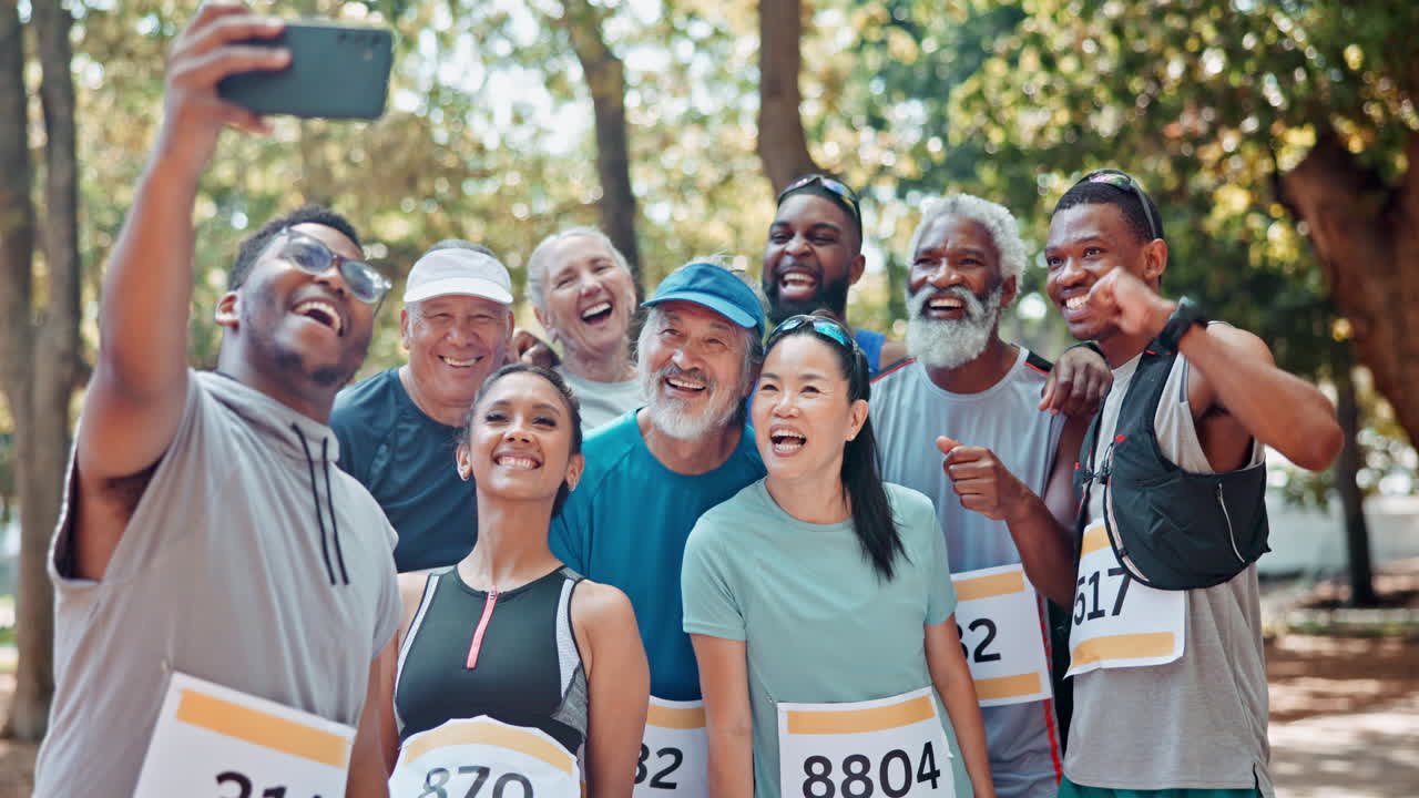 마라톤 후 셀피를 찍는 달리기 선수 들 의 그룹