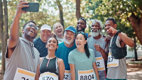 grupo de corredores tomando una selfie después de un maratón