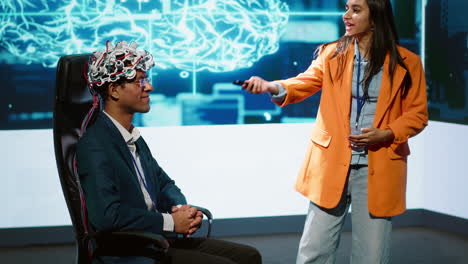 El-Orador-Hace-Una-Presentación-De-Auriculares-EEG-Durante-Una-Convención-Tecnológica.