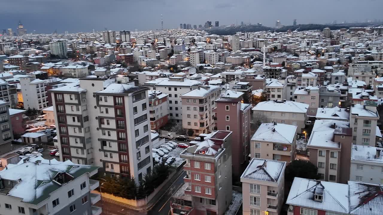 Śnieżny krajobraz miasta w zmierzchu