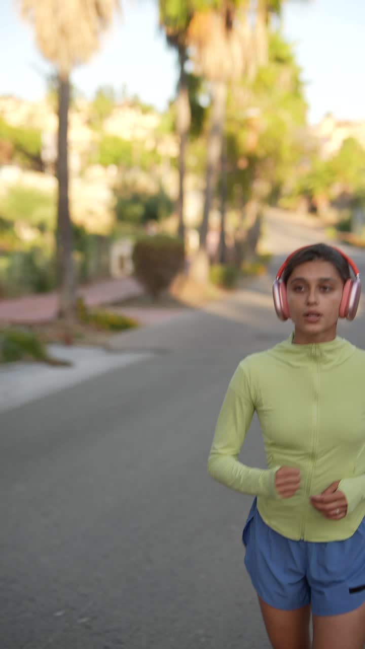mujer corriendo por la calle