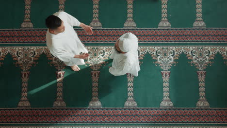 muslim, religion und blick von oben auf die menschen in der moschee