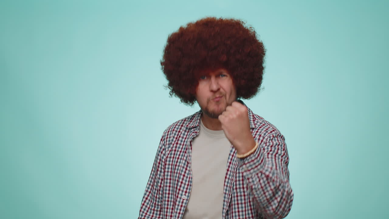 hombre agresivo y enojado tratando de pelear en la cámara, sacudiendo el puño, boxeando con expresión, castigo