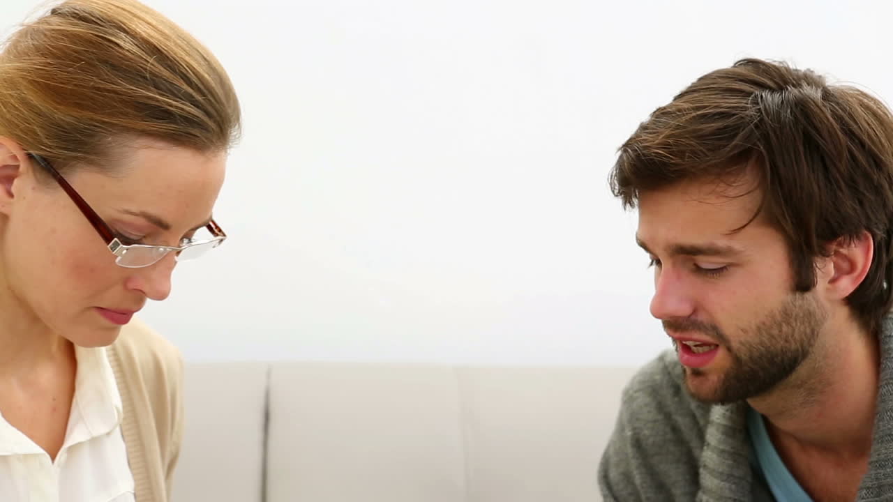 un joven hablando con su terapeuta