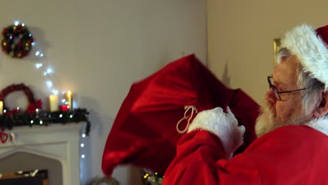 Weihnachtsmann-Trägt-Sack-Mit-Geschenk