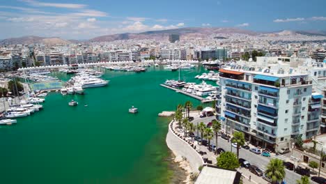 Vista-Aérea-De-Drones-En-El-Pireo,-Grecia,-En-El-Puerto,-Yates,-Barcos,-Bienes-Raíces-Durante-El-Día-Soleado-De-Verano-1