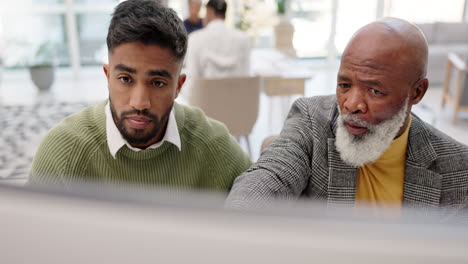 hombre creativo, entrenador y computadora para software