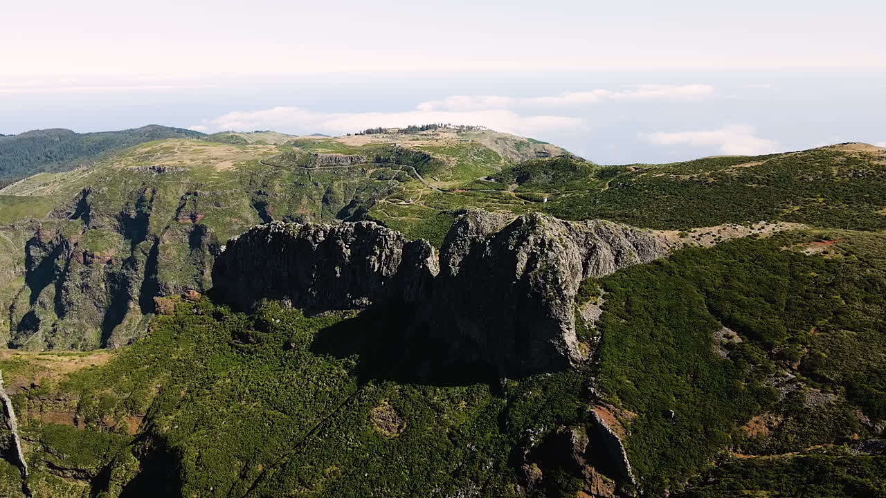 senderos de montaña en la isla de madeira - vista panorámica de montañas empinadas y hermosas, madeira, portugal - toma aérea