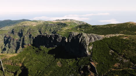 senderos de montaña en la isla de madeira - vista panorámica de montañas empinadas y hermosas, madeira, portugal - toma aérea