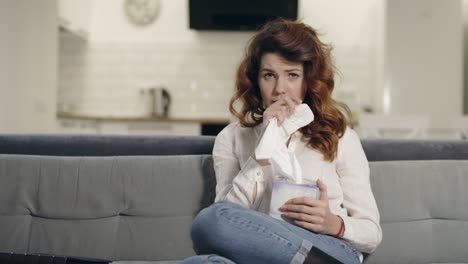 Mujer-Llorando-Viendo-Televisión-En-La-Sala-De-Estar.-Retrato-De-Mujer-Triste-Secándose-La-Cara