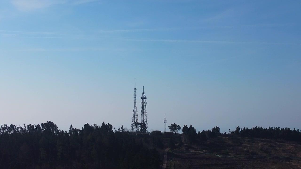 Torre Antenna Radio TV 5G in Cima a una Collina Circondata da Alberi. Trasmette e Riceve Segnali alla Popolazione Sottostante