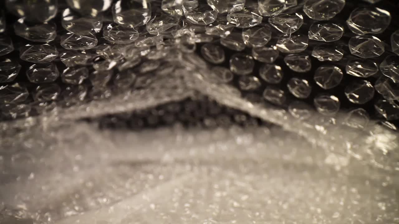 뽁뽁이 봉투에 끝까지 밀어 넣으면 봉투 윗부분이 약간 펄럭입니다.