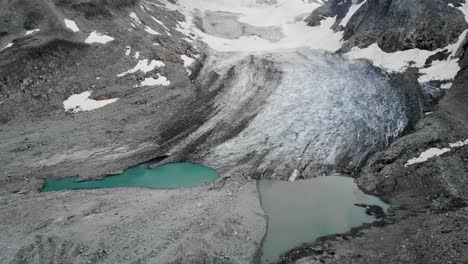 sobrevuelo aéreo hacia el glaciar witenwasseren con una panorámica desde su lago glacial en uri, suiza