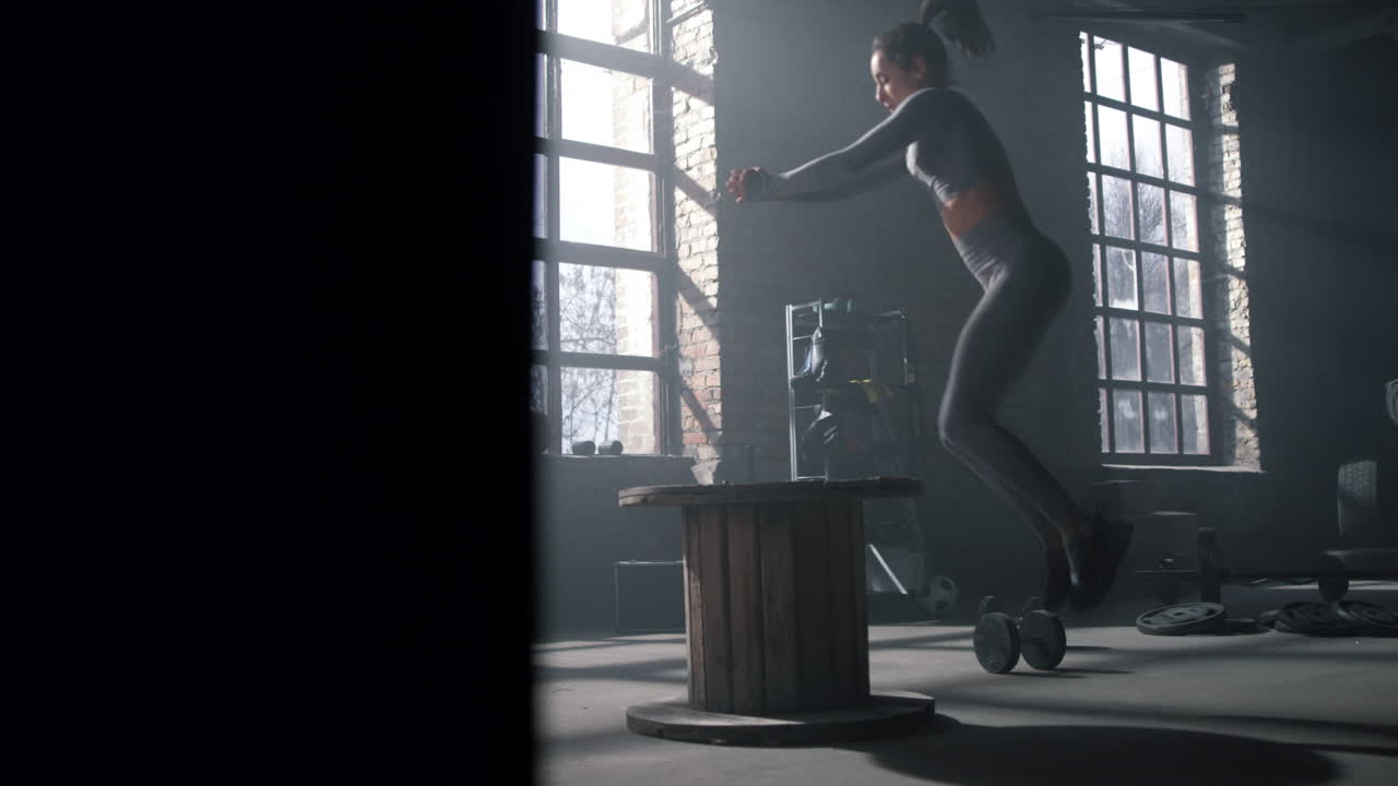 나무 상자 에 뛰어드는 운동 선수. 체력 운동 을 하는 운동 선수 여자