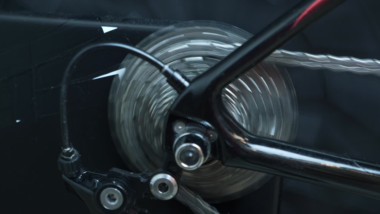 체인 및 기어 변경으로 회전하는 뒷 자전거 카세트. 자전거의 기어 시스템. 체인, 체인링, 집에서 스마트 정지 자전거 훈련. 사이클링 개념