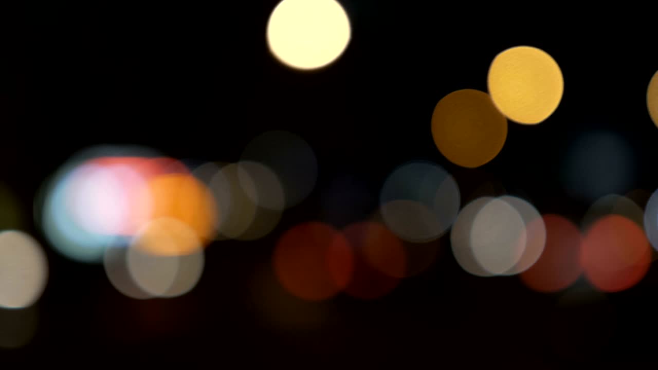 luces desenfocadas calle de los ángeles resumen. fondo borroso de la ciudad. círculos de bokeh en movimiento del tráfico nocturno.