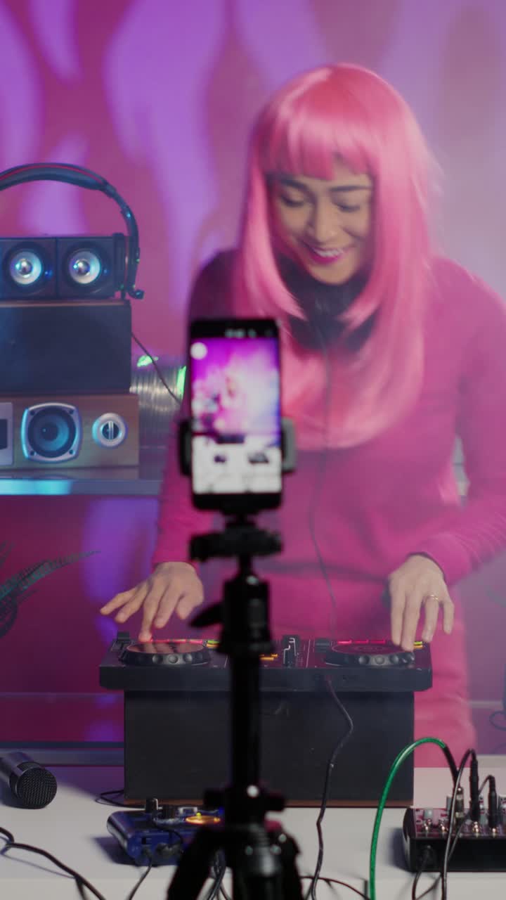 Vertikal video: Musiker spiller sang og optager musiksession med telefon