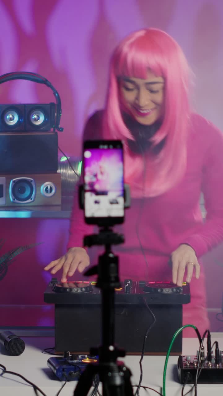 Video verticale: musicista che suona e registra una sessione musicale con il telefono