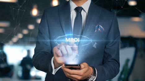 hombre de negocios holograma palabra mroi