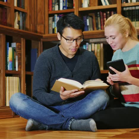 Lächelnder-Koreanischer-Mann,-Der-Mit-Einer-Frau-In-Der-Bibliothek-Spricht-3