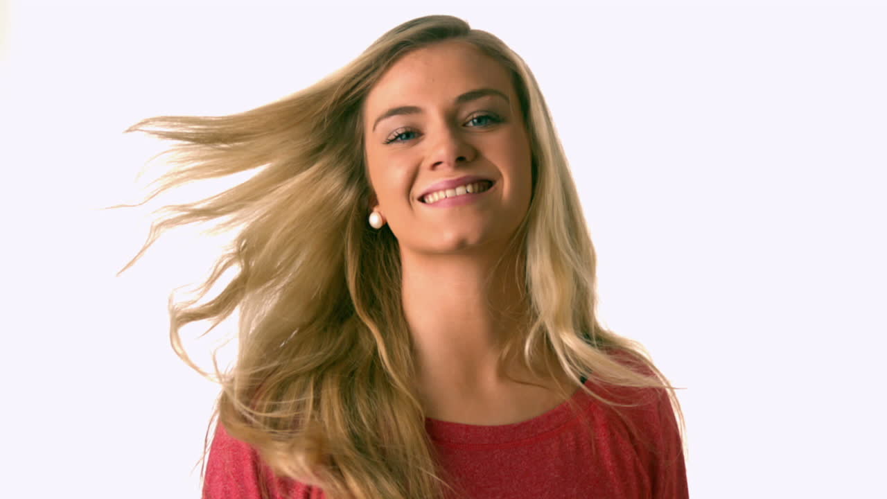 una rubia muy bonita lanzando su cabello.