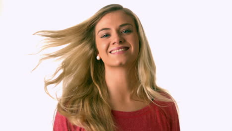 una rubia muy bonita lanzando su cabello.