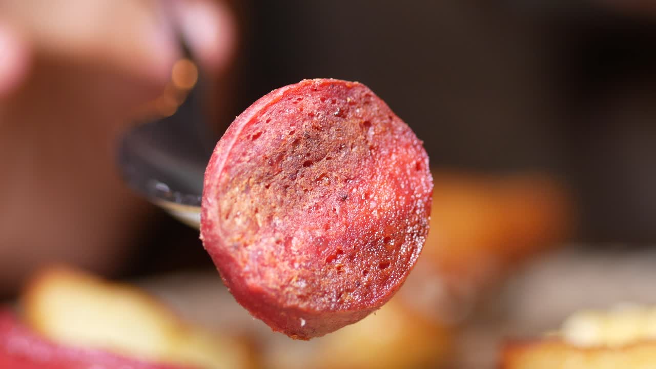 포크 에 담배 를 피운 소시지 조각