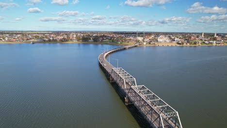 sobre el puente yarrawonga mulwala en el lago mulwala hacia la ciudad de yarrawonga, victoria, australia