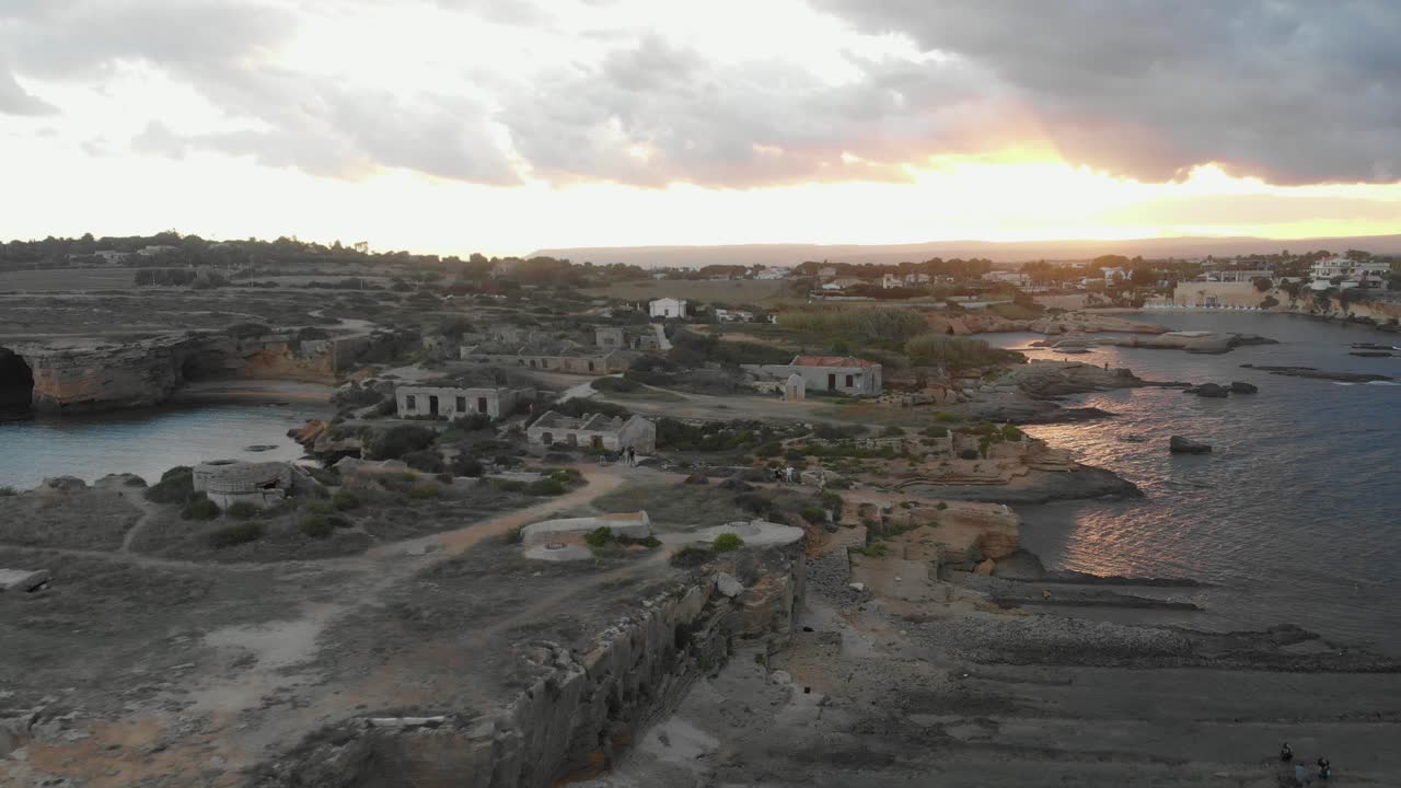 Sorvolo delle antiche rovine di Punta della Mola, Sicilia, al tramonto, aerea