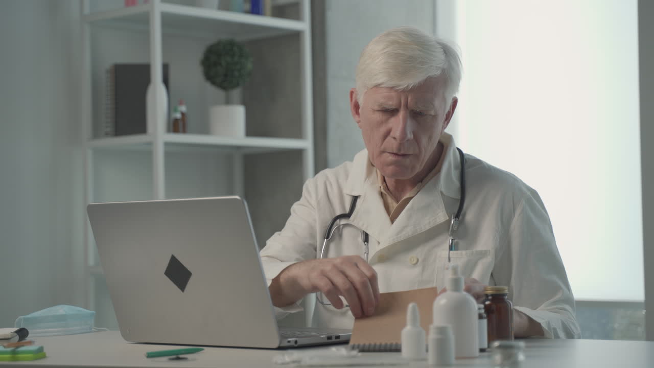 vista de cerca de una soltera abrazando y besando a sus amigos en su despedida de soltera