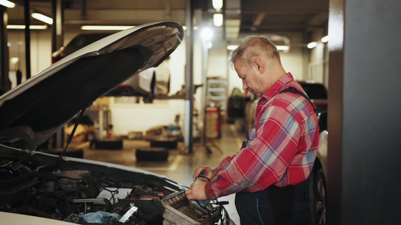 mecánico de automóviles trabajando en un coche