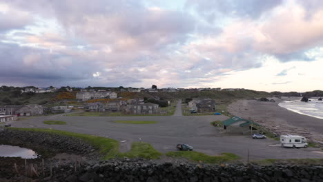 bandon por el mar, una pequeña ciudad costera en la costa de oregón