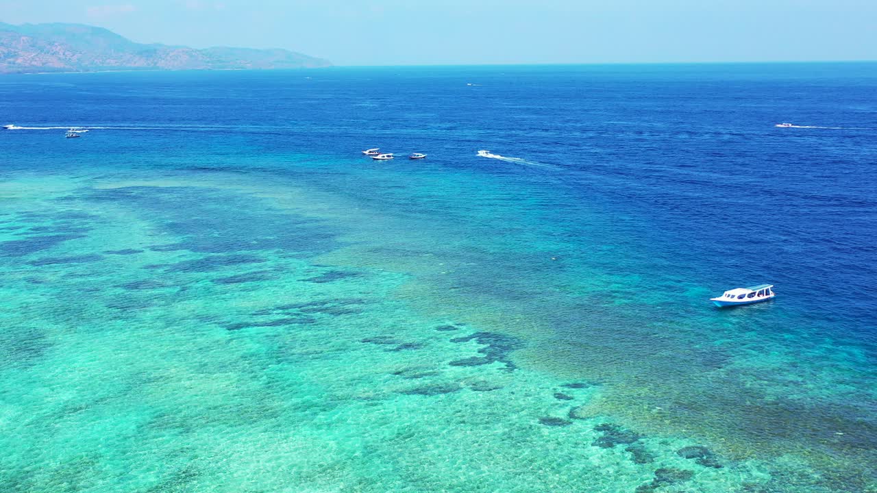paisaje marino aéreo, océano abierto, cielo azul con nubes, barcos navegando en el fondo abstracto de aguas cristalinas con espacio de copia