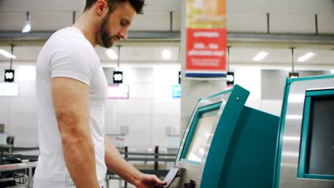 pasajero escaneando el pasaporte en la máquina escáner 4k