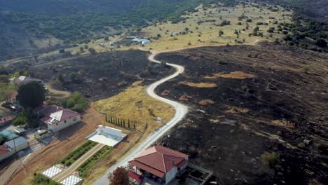 aérea sobre la tierra quemada en las afueras de un pequeño pueblo