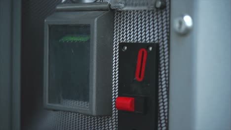 insertando monedas en una máquina expendedora