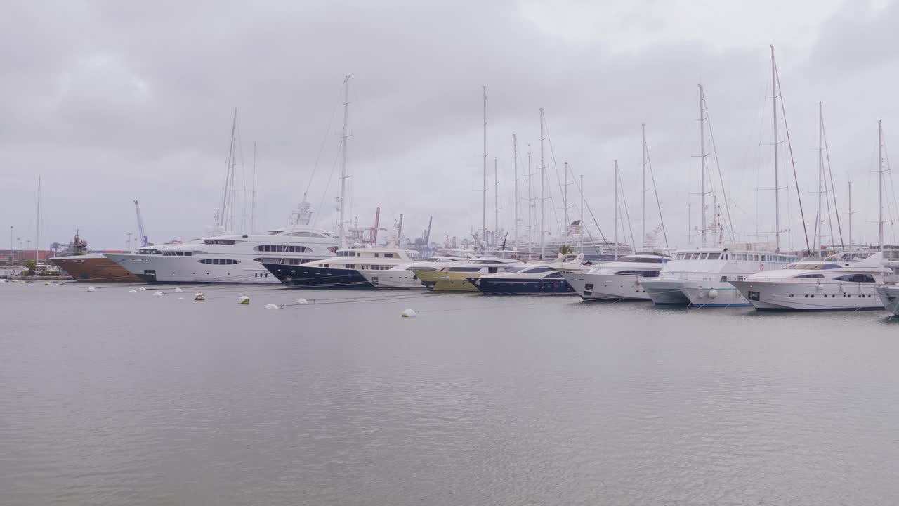 una vista de cientos de yates en el puerto de barcelona, cataluña, españa