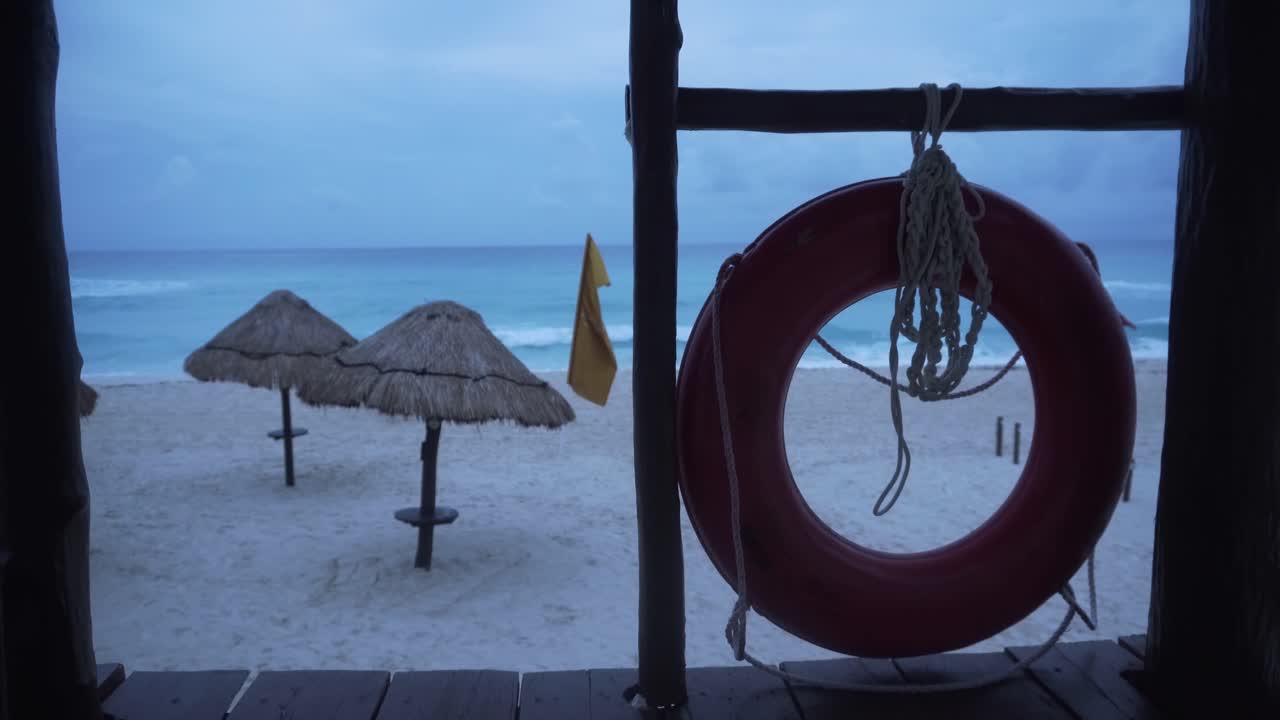 salvavidas en una torre de un salvavidas en la playa caribeña por la noche