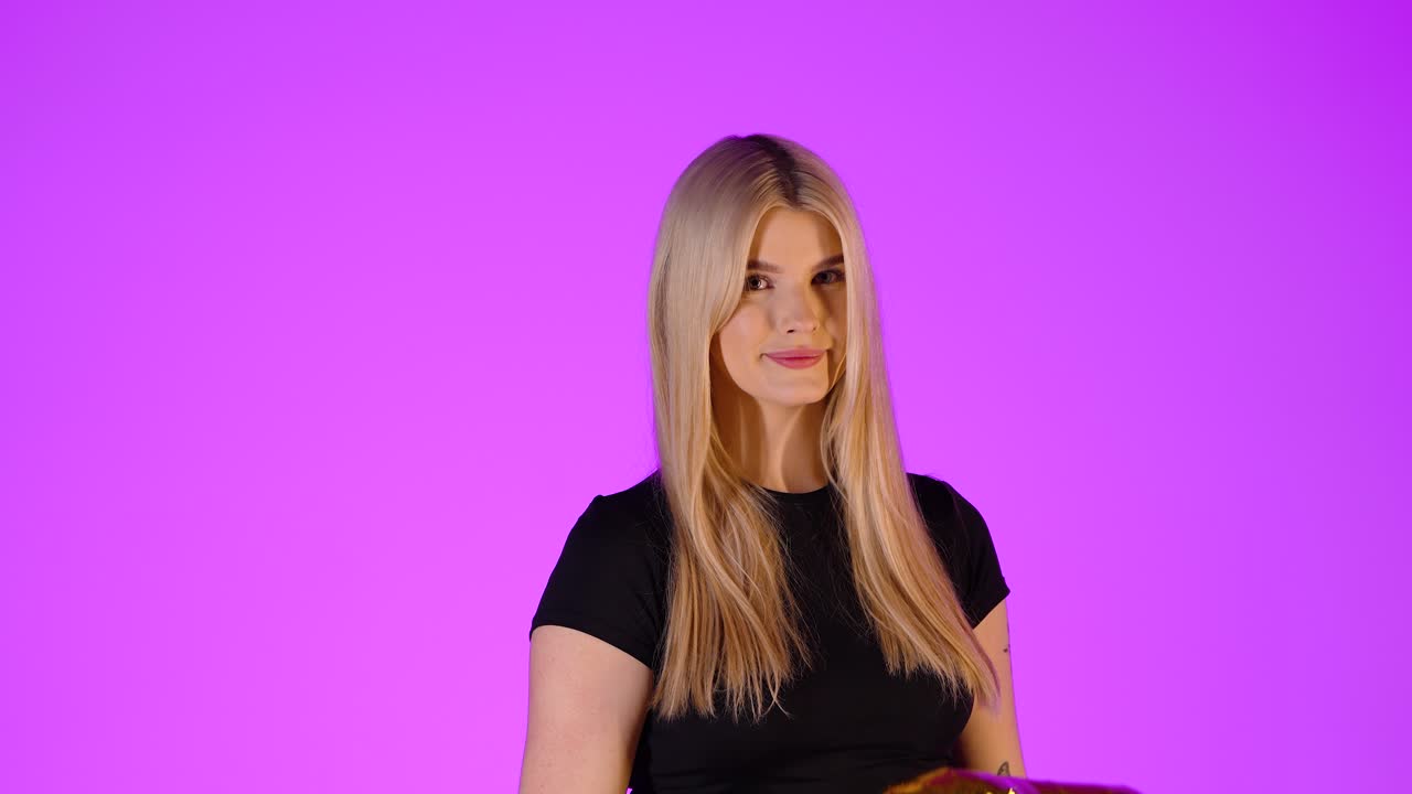 황금색 심장 모양의 풍선을 들고 있는 아름다운 금발 여성, 발렌타인 사랑 개념, 스튜디오 초상화