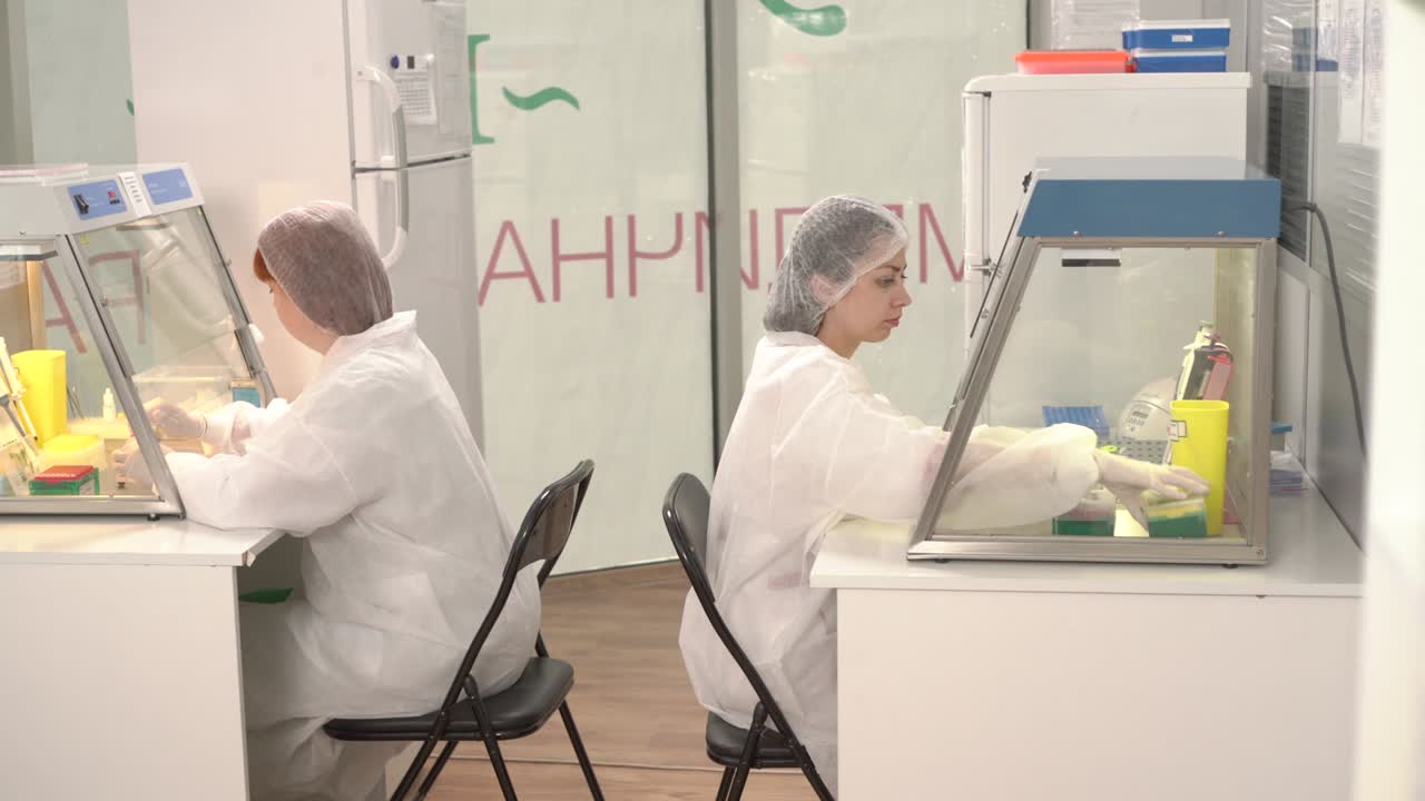 с левого на правый снимок лабораторных ученых, выполняющих микробиологические испытания в ламинарном шкафу потока воздуха в микробиологической комнате для испытаний.