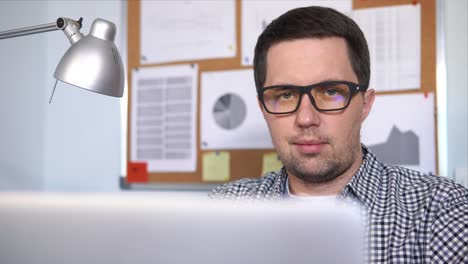 hombre trabajando en una computadora portátil en la oficina
