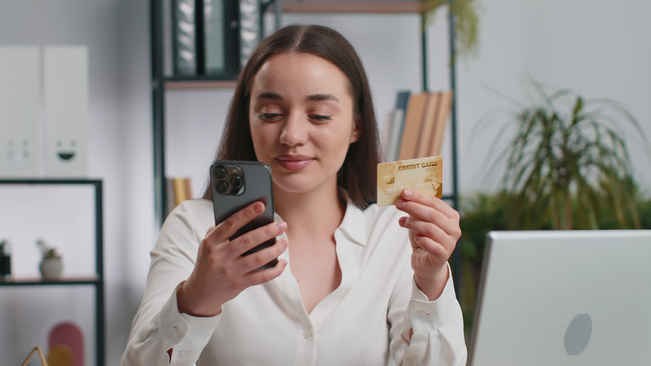 mujer de negocios haciendo compras en línea, pagos, compras con tarjeta de crédito y portátil en la oficina
