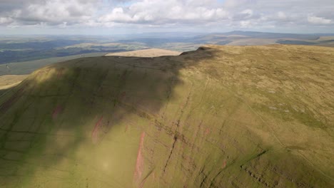 Wolkenschatten,-Die-über-Brecon-Beacons-Llyn-Y-Fan-Fach-Gehen-Grüner-Berg-Wildnis-Steigende-Luftaufnahme