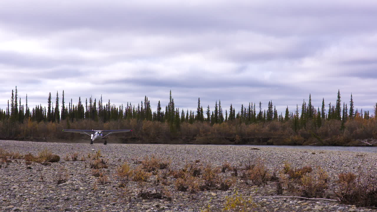 avioneta volando en alaska